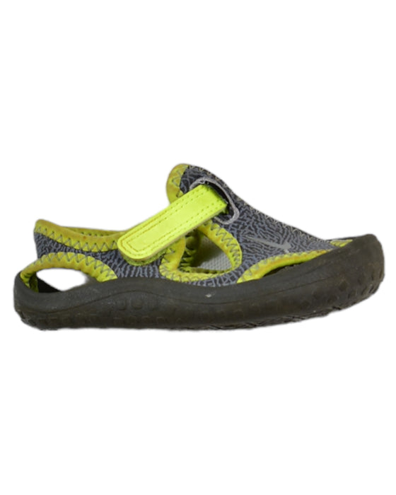 A Green Sandals from Nike in size 3T for boy. (Front View)