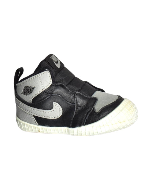 A Black Sneakers from Nike in size 12-18M for boy. (Front View)