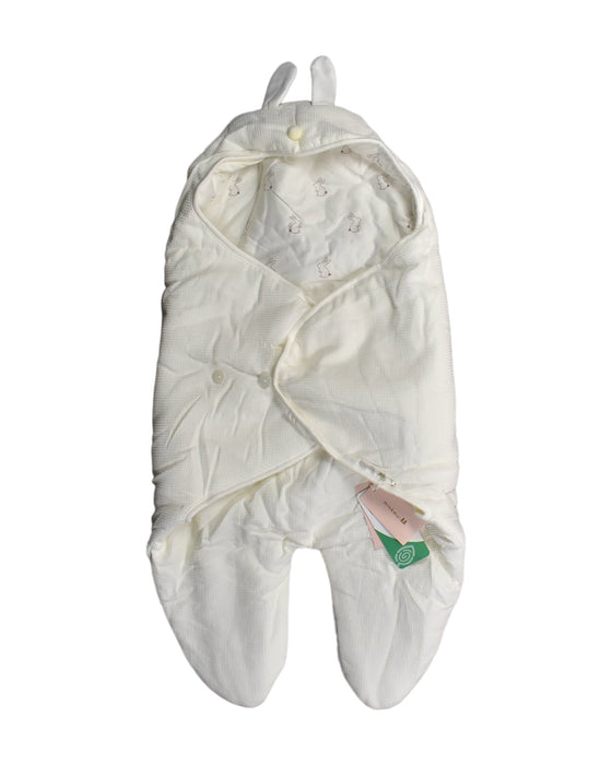 A White Sleepsacs from Minkmui in size O/S for neutral. (Front View)