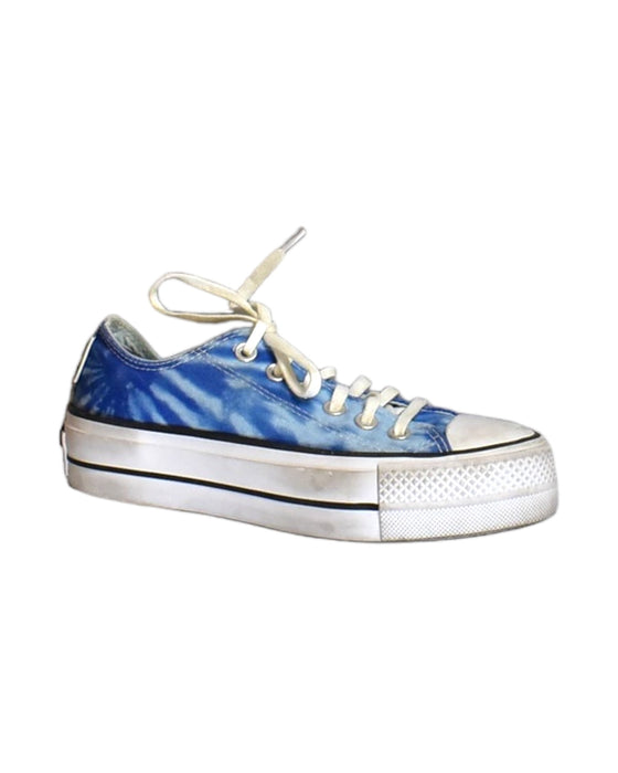 A Blue Sneakers from Converse in size 11Y for boy. (Front View)