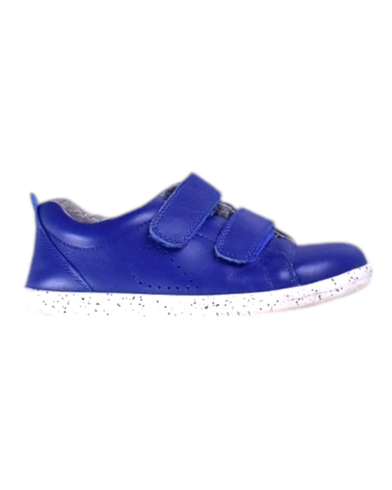 A Blue Sneakers from Bobux in size 6T for boy. (Front View)