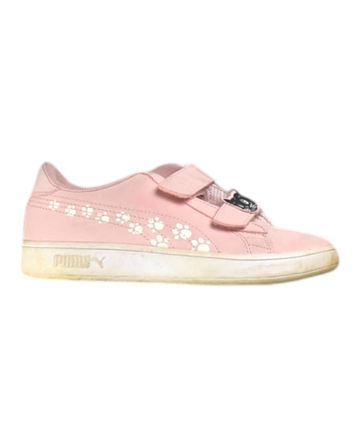 A Pink Sneakers from Puma in size 7Y for girl. (Front View)