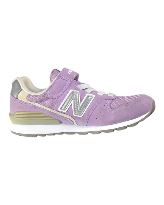 A  Sneakers from New Balance in size 7Y for girl. (Front View)