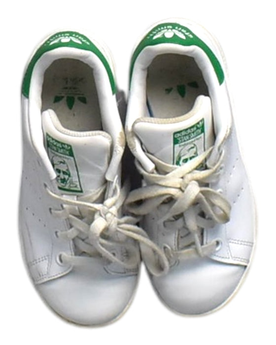 A White Sneakers from Adidas in size 5T for neutral. (Back View)