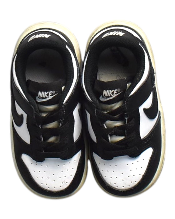 A Black Sneakers from Nike in size 18-24M for neutral. (Back View)