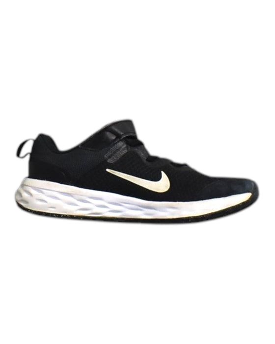 A Black Sneakers from Nike in size 7Y for neutral. (Front View)