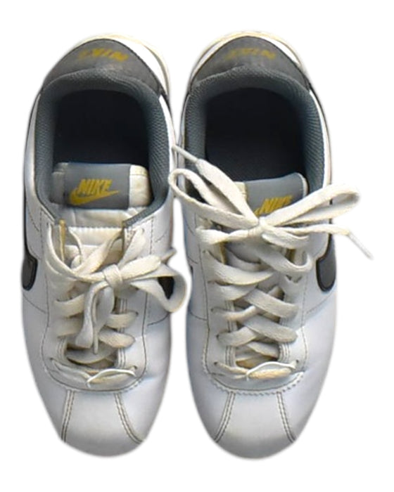 A White Sneakers from Nike in size 10Y for neutral. (Back View)